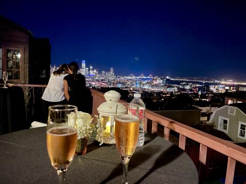 Photo : bar avec vue sur la Baie de San Francisco