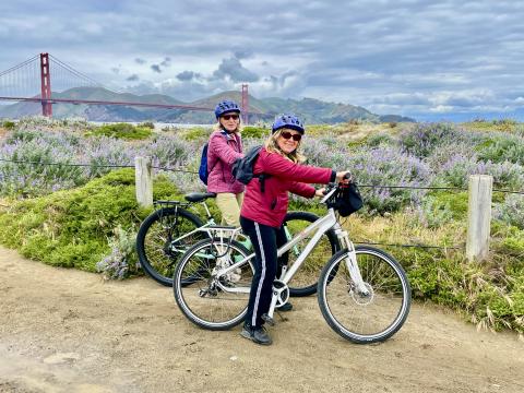 2 cyclistes devant le Golden Gate Bridge à San Francisco