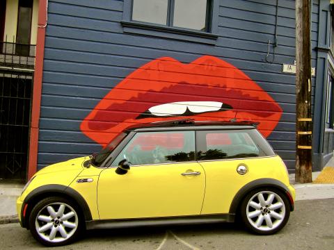 Voiture à San Francisco devant une peinture murale