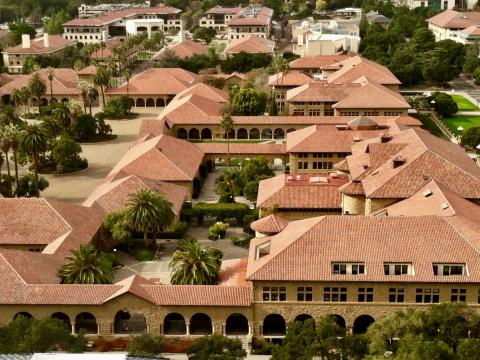 [Photo : les toits du campus de Stanford]