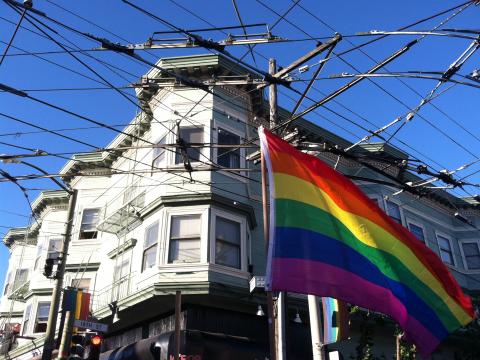 Photo : Drapeau arc en ciel du quartier gay