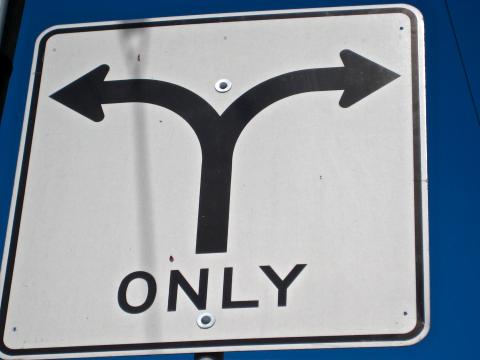  Panneau routier avec 2 flèches de direction et le mot "Only"