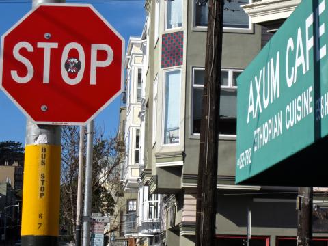 Ruban jaune autour d'un poteau indiquant un arrêt de bus
