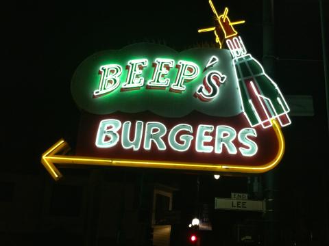 Photo : enseigne néon de nuit pour un restau de burgers