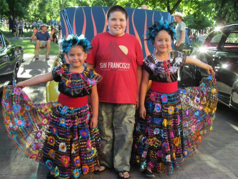 3 enfants en costume traditionnel mexicain et T-shirt "San Francisco"