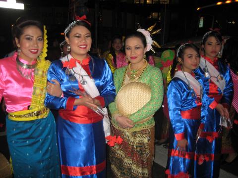  jeunes femmes en costume traditionnel philippin