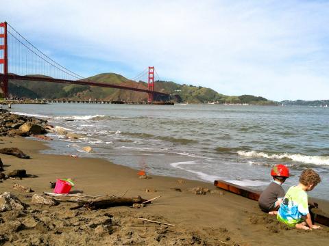 Photo : Enfants sur la plage avec vue sur le Golden Gate Bridge