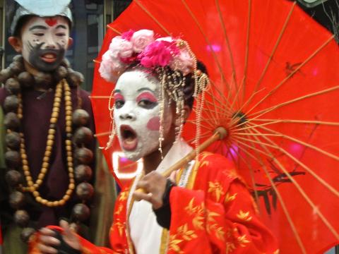 Jeune fille avec maquillage chinois et ombrelle rouge