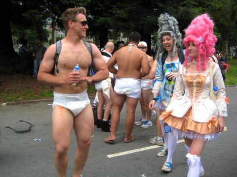 rencontre de 2 costumes l'un très habillé l'autre pas durant Bay to Breakers